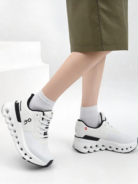 Женские кроссовки ON Cloud X 4 White/Black